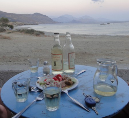 Apéro pieds dans l'eau , taverne 'chez Anna' plage Agia Maria début de la plage