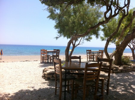 plage Agia Marina  Taverne Peristeres au bout de la plage