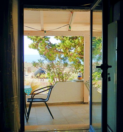 Vue de la porte d'entrée sur la terrasse
